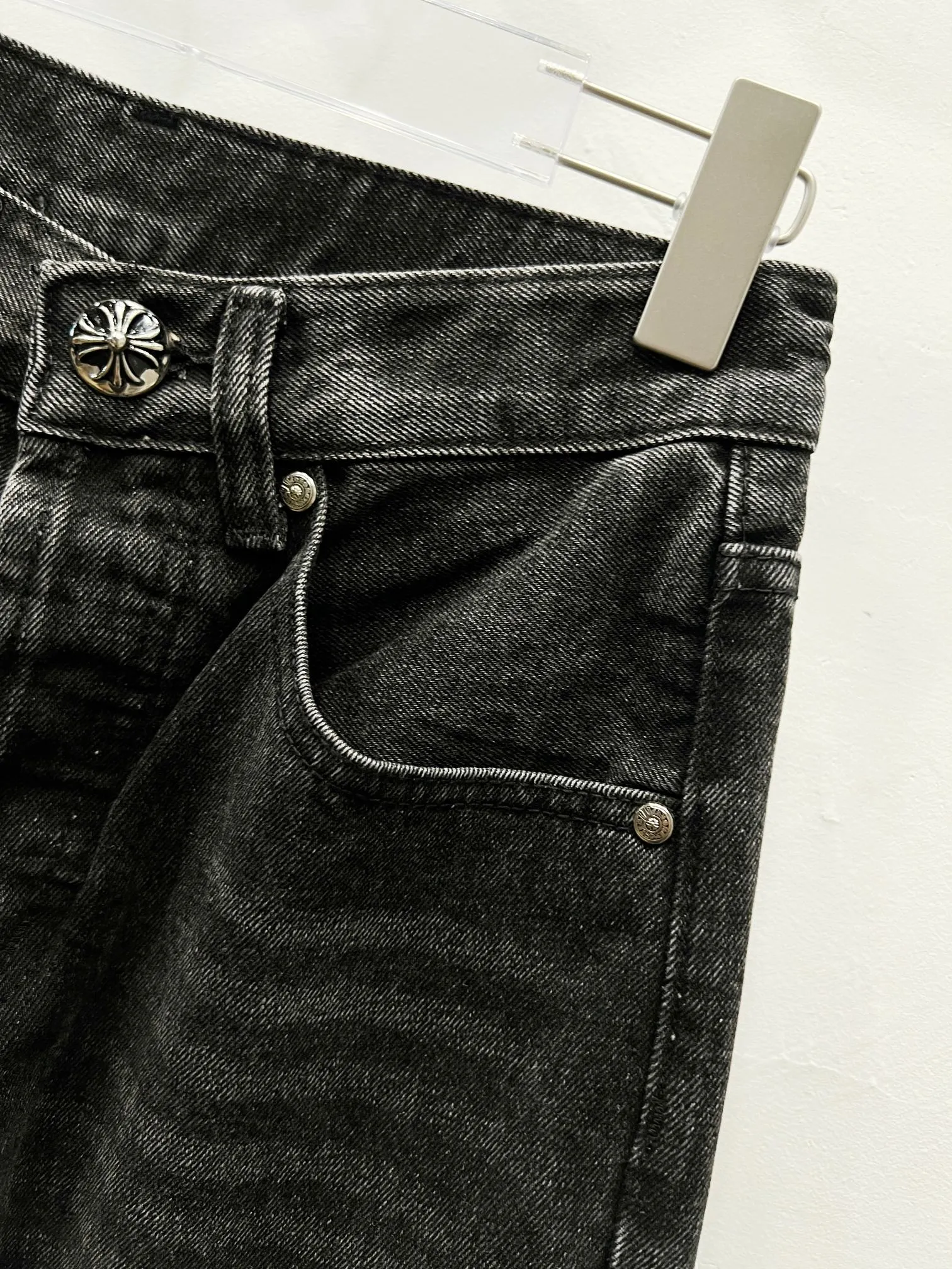P260 Style number: (C007) Chrome hearts CH co-branded Drak Miami black milk cowhide jeans exude uninhibited personality and unique charm. Every wear and tear is carefully designed to present a unique artistic feel. Made of imported denim fabric, which has undergone heavy industrial washing and destruction treatment, the trousers show a super cool effect on the upper body, allowing you to dominate the fashion stage.  This is more than just a pair of jeans, it is an expression of attitude. With its unique design concept and ultimate pursuit of details, Croxin breaks traditional boundaries and defines the jeans trend in the new era. The trousers are made of double-layer woven fabric with customized hardware. Special Italian cowhide is printed and cut. Customized sheepskin three-layer thick thread leather. The entire body is spliced ​​in heavy water washing. Craftsmen hand-splash ink. You can see the details. Three-dimensional cutting version. Loose and comfortable, not flattering to the figure. Makes taller and slimmer. Seiko factory. Original quality control. Same style for men and women. Can be matched with couples. Versatile recommendation. Must-have jeans for all seasons. Color: black Size: 28-30-32-34